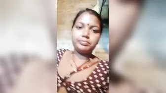 Natural-boobed XXX whore has shaved pussy exposed for Desi fans MMS