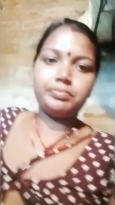 Natural-boobed XXX whore has shaved pussy exposed for Desi fans MMS