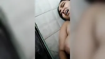 Desi XXX girl shows boobs and rubs pussy on camera in MMS self-footage