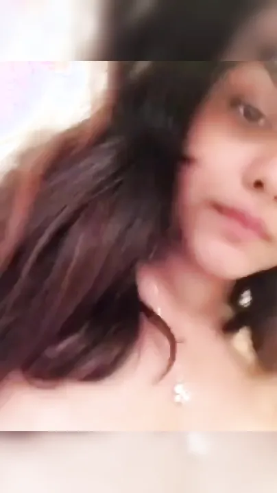 Desi XXX wife exposes nude breasts with pale nipples in MMS video