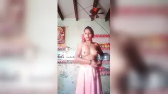 Beautiful Desi XXX girl’s nude MMS show at home where she exposes pussy