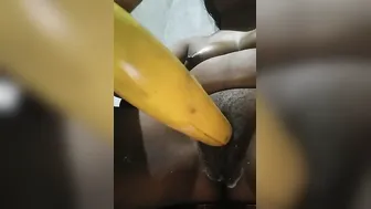 XXX pussy consumes veggie as sex toy in solo show by the Desi woman