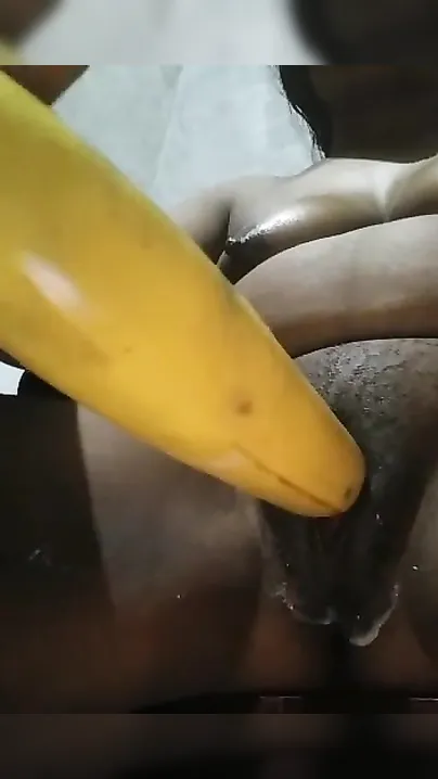 XXX pussy consumes veggie as sex toy in solo show by the Desi woman