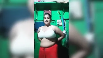 Busty Desi chick is proud of XXX assets and shows all for MMS fans