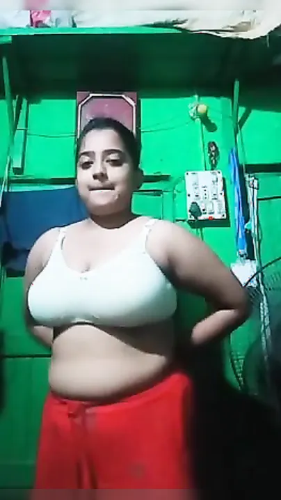 Busty Desi chick is proud of XXX assets and shows all for MMS fans
