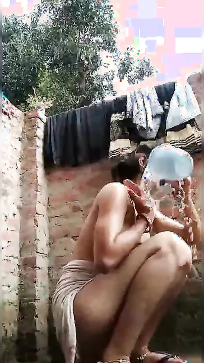 Dirty Desi chick washes XXX body parts outdoors in this MMS video