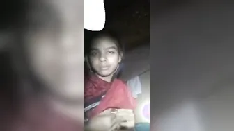 Desi girl exposes XXX body parts on camera for man making MMS video