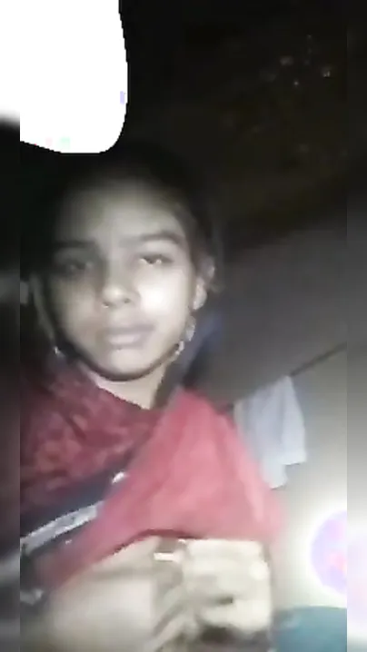 Desi girl exposes XXX body parts on camera for man making MMS video