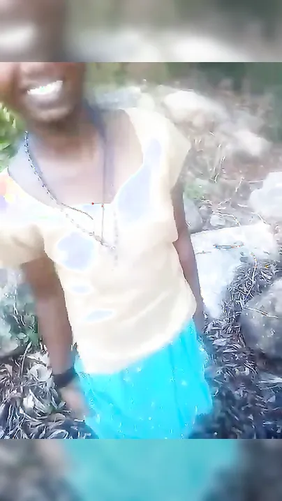 Man takes hot Desi girl outdoors for the sake of XXX sex in MMS video