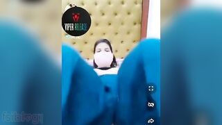 Webcam Desi model with the pink mask performs a XXX show at home