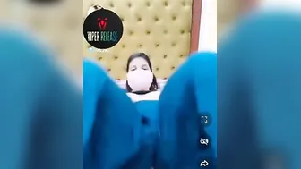 Webcam Desi model with the pink mask performs a XXX show at home