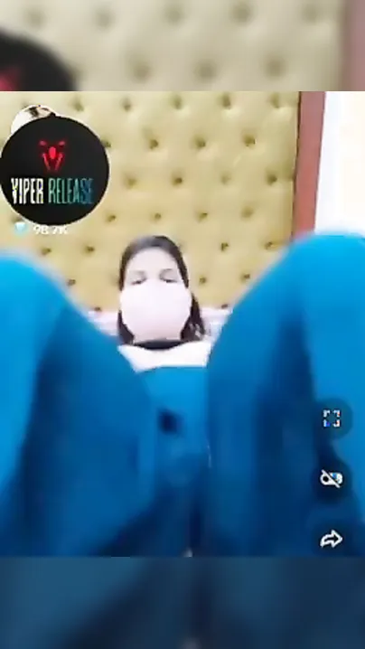 Webcam Desi model with the pink mask performs a XXX show at home