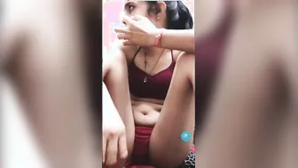 Desi whore in red top and panties broadcasts solo XXX show close-up