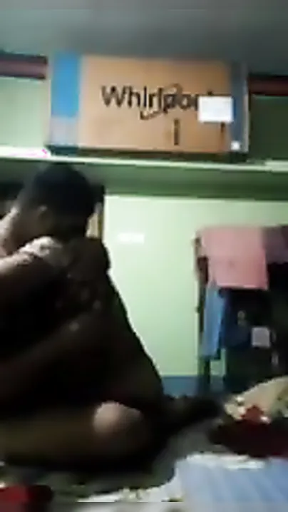 Desi couple makes XXX thing on the bed and have MMS video leaked