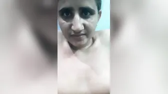 Man penetrates Desi MILF's shaved snatch with his XXX tool in MMS video