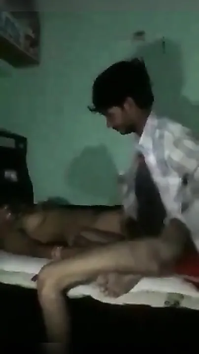 XXX video of Desi babe who loses virginity with boyfriend becomes MMS