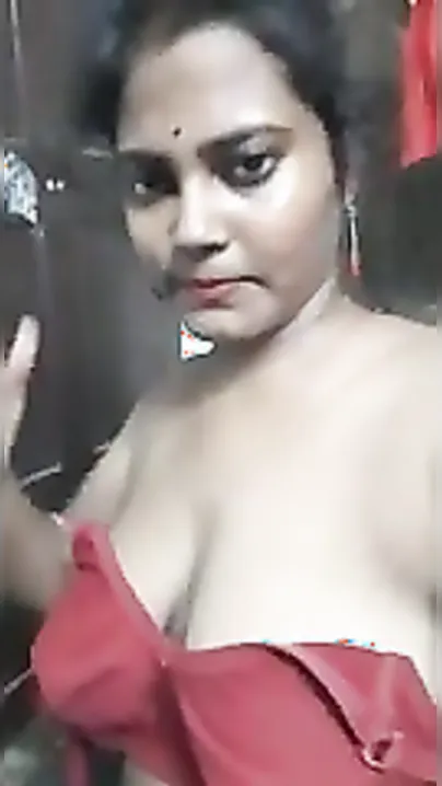 Dirty Desi slut has XXX sized saggy tits to expose in this MMS video