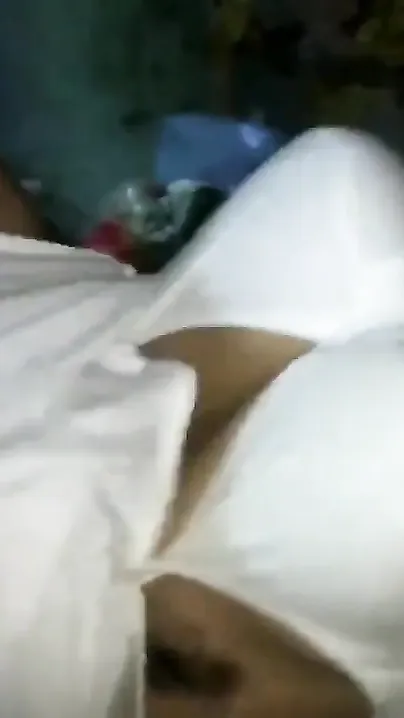 Desi woman gives hairy pussy to XXX cameraman who makes MMS video