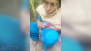 Cameraman tricks Desi aunty into exposing XXX body parts in MMS video