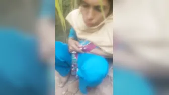 Cameraman tricks Desi aunty into exposing XXX body parts in MMS video