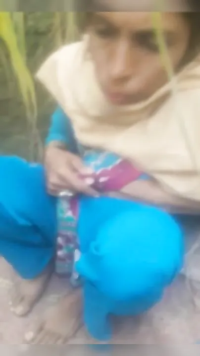 Cameraman tricks Desi aunty into exposing XXX body parts in MMS video
