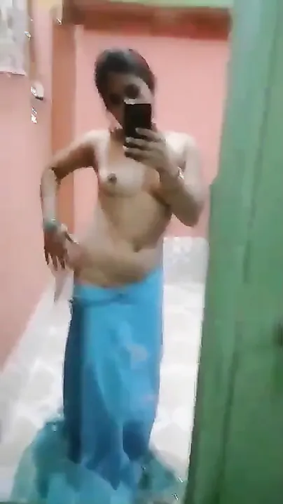 Amateur Desi gal takes off sari to show all her perky XXX assets