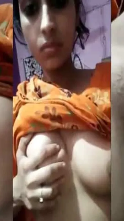 Slim Indian girl shows on cam her perky boobs and trimmed XXX twat