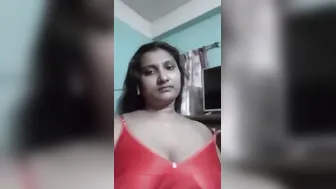 Chubby Bengali MILF shows her saggy XXX tits in front of camera