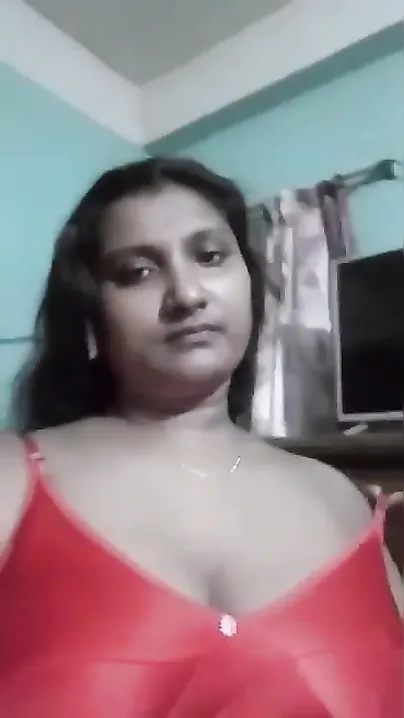 Chubby Bengali MILF shows her saggy XXX tits in front of camera