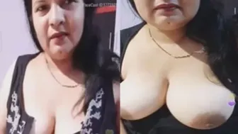 Bhabhi mature teases Desi stud with XXX breasts during live show