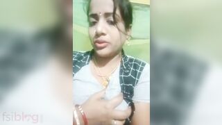 Horny Bhabhi provocatively displays her XXX Desi pussy on camera