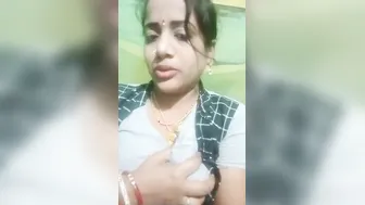 Horny Bhabhi provocatively displays her XXX Desi pussy on camera
