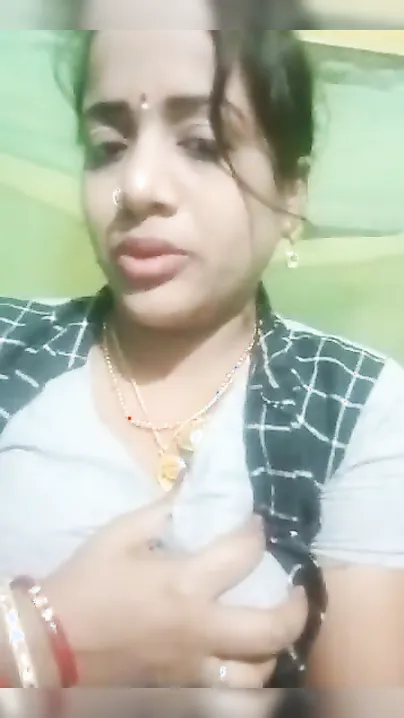 Horny Bhabhi provocatively displays her XXX Desi pussy on camera