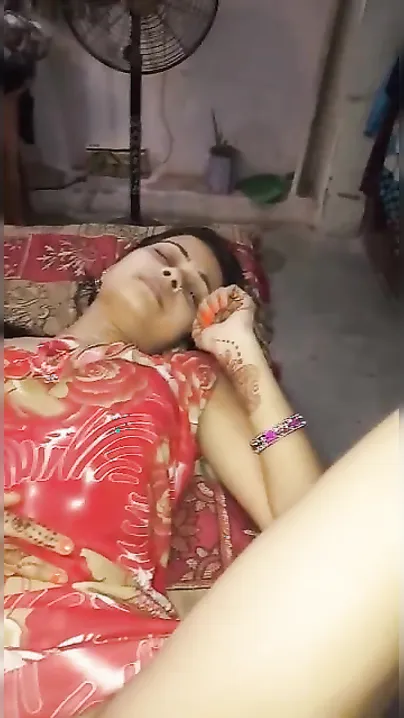 Obedient Desi teen displays her XXX snatch in awesome MMS video