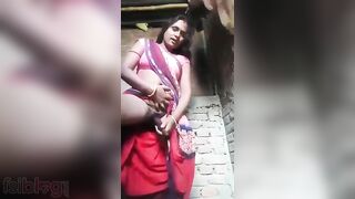 Desi porn of Dehati Bhabhi who has XXX fun with rolling pin in pussy