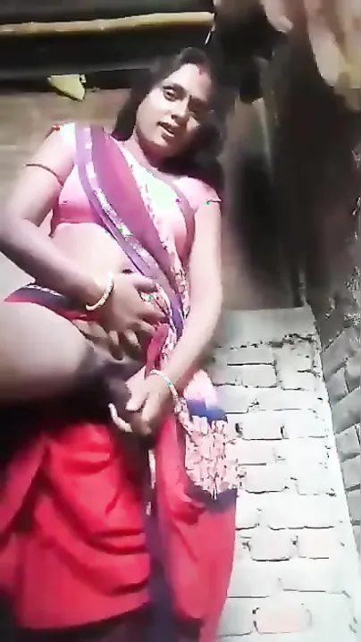 Desi porn of Dehati Bhabhi who has XXX fun with rolling pin in pussy