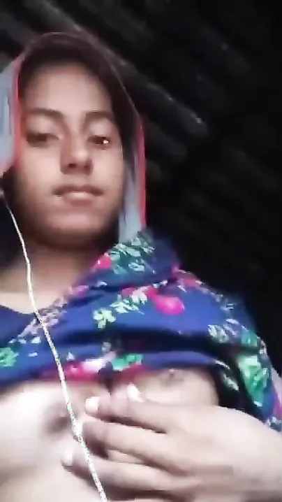 Cute virgin Desi XXX girl shows her teen boobs and pussy on cam