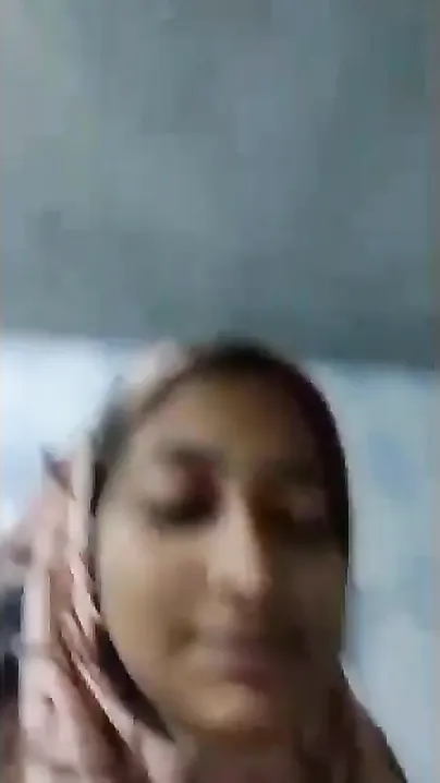 Muslim Desi XXX bitch undressing and showing her naked ass on camera