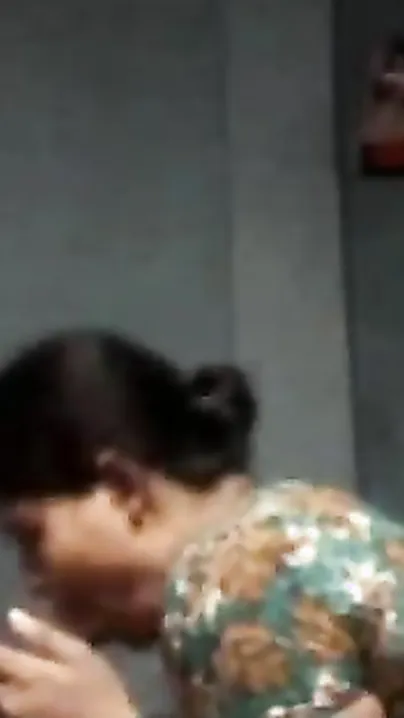 Desi XXX home sex scandal of mature Indian aunty with neighbor uncle MMS