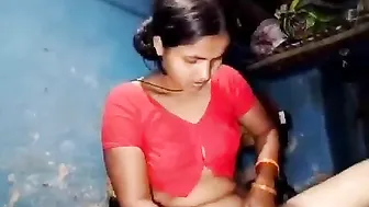 Innocent Desi XXX wife dildoing her sweet pussy with banana