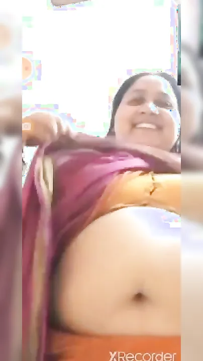Bengali Desi XXX MILF showing her sweet naked pussy on cam
