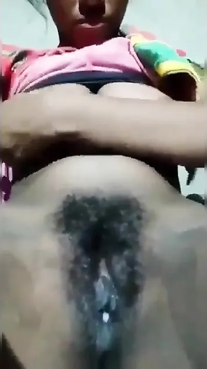 Desi village XXX girl fingering her black hairy pussy on cam