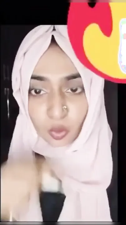Hijabi Desi XXX girl loves playing with her chubby pussy on cam