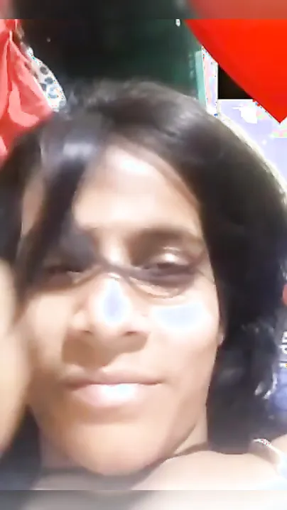 Indian XXX girl showing boobs and playing with nipples on video call