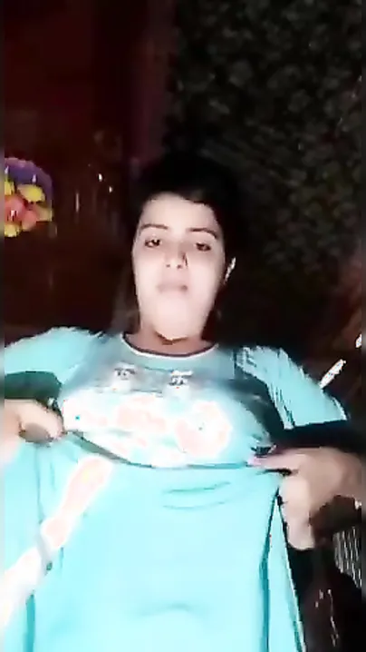 Bangladeshi Desi village XXX girl showing her perfect bald pussy on cam