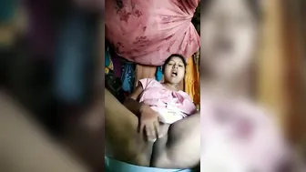 Horny like hell Bangla girl fingers her XXX snatch in Desi video