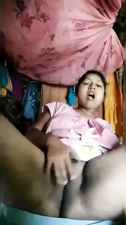 Horny like hell Bangla girl fingers her XXX snatch in Desi video