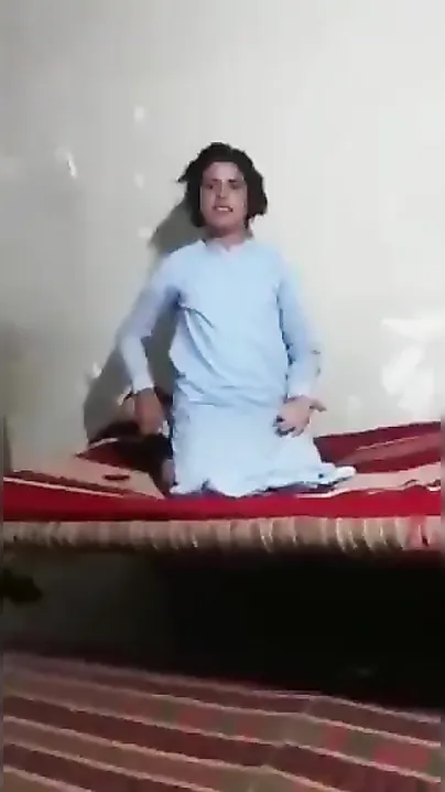 Lustful Desi mature likes having XXX sex with younger Pakistani guy
