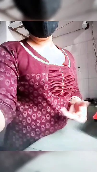 Dirty Desi housewife hikes up her dress and pees for live XXX show