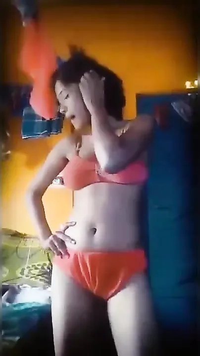 Desi teeny takes off lingerie and teases with XXX body when dancing